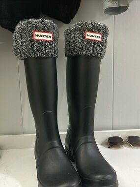 Hunter Tall Rain Boots & Knit Cuff Cable Socks BUNDLE